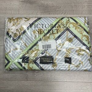 NWT Victoria’s Secret Packable Quilted Blanket Beach Picnic Nautical